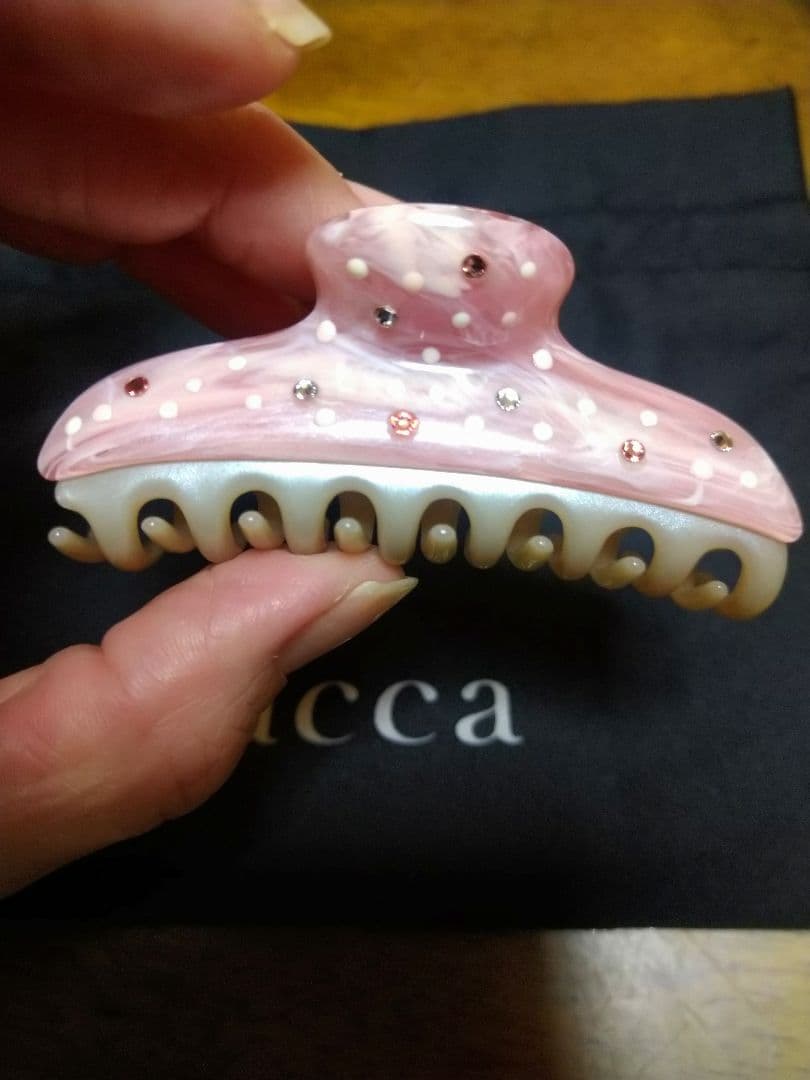 acca ピンク ストーン付きヘアクリップ