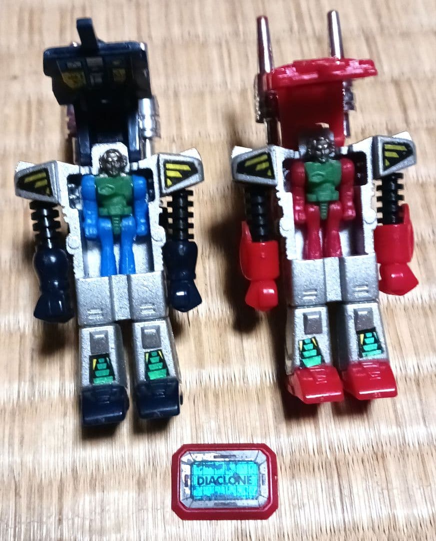 ダイアクロン パワードスーツ 2体 青・赤 隊員・プレート付き