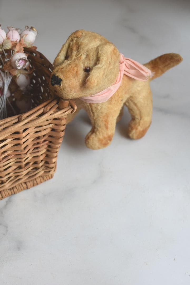 ピンクのリボン　1930年　可愛い小さな犬のぬいぐるみ　藁　フランスアンティーク