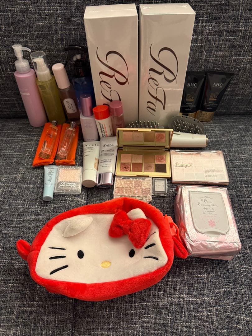 エルメス　香水　ローラメルシエ　アイシャドウパレット 他ハローキティ　ポーチ