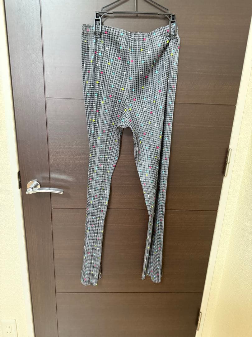 プリーツプリーズ　カラフルドットのグレーパンツ