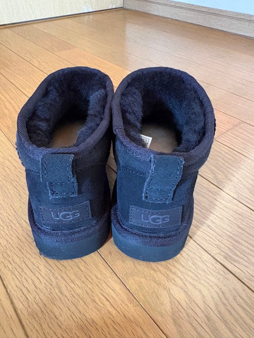 【新品未使用】UGG ブラック ムートンショートブーツ