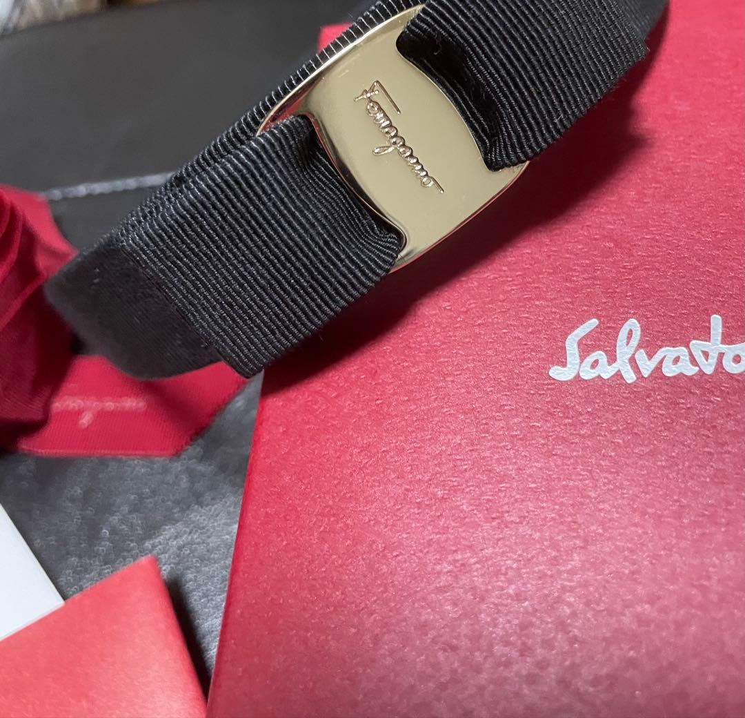 フェラガモカチューシャ　ゴールド