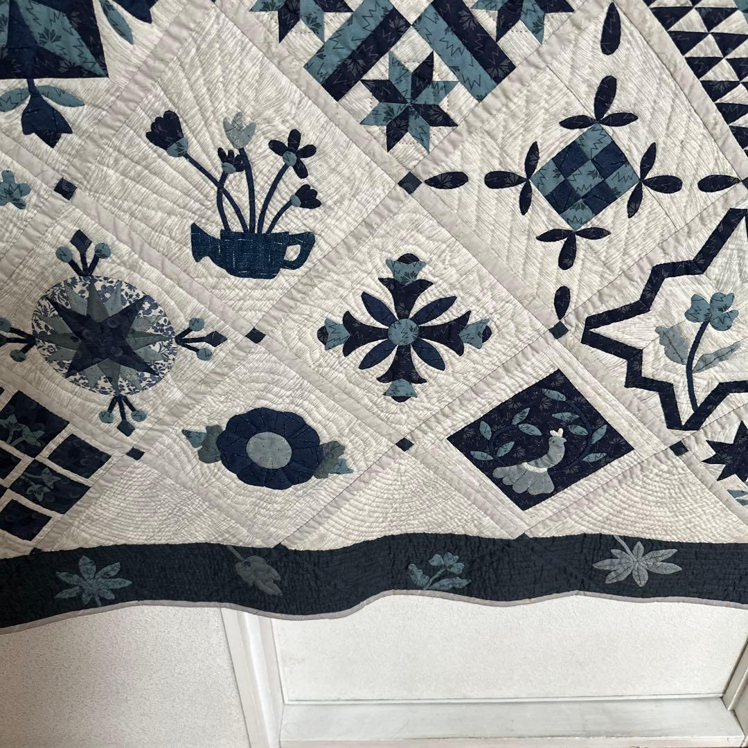 ハンドメイドパッチワークキルトのブルーのタペストリー