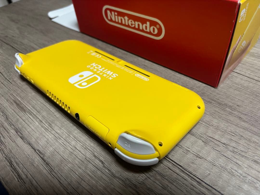 Nintendo Switch Lite イエロー 本体 箱　充電器付き 美品