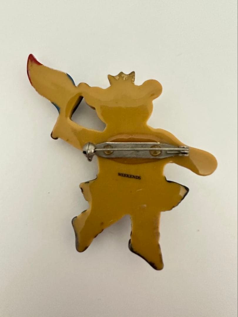 weekendsウィークエンズ 旗を持つクマブローチ