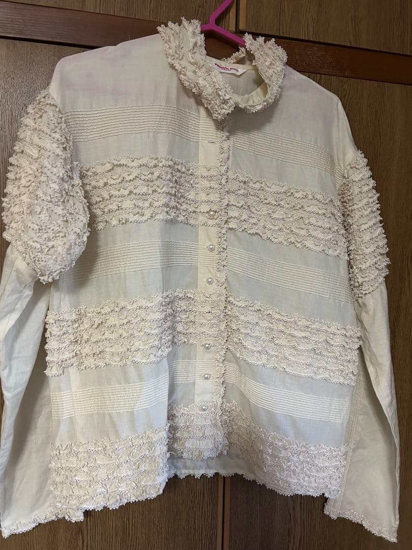 ワンダフルワールドのキナリ豪華なブラウスです。