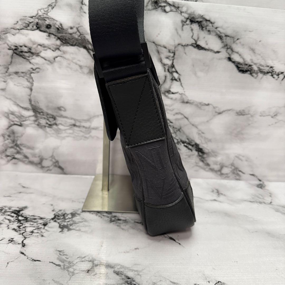 (極美品)大人気、アルマーニ、ショルダーバッグ、レザー、シボ革、人気色、黒、高級