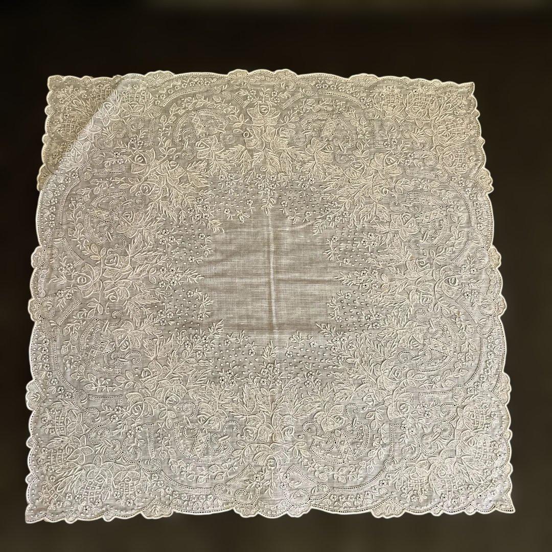 汕頭　スワトウ　刺繍入りホワイトハンカチ 約29cm x 29cm
