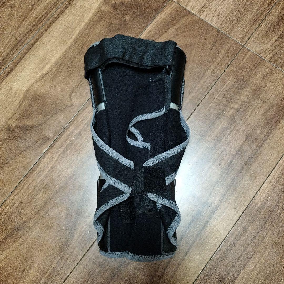 膝十字靭帯損傷用サポーター病院で購入したものです。