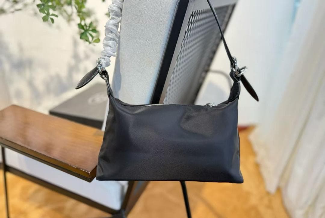 PRADA ブラックレザートートバッグ