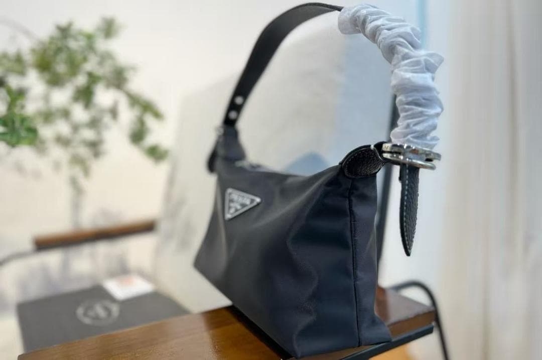 PRADA ブラックレザートートバッグ