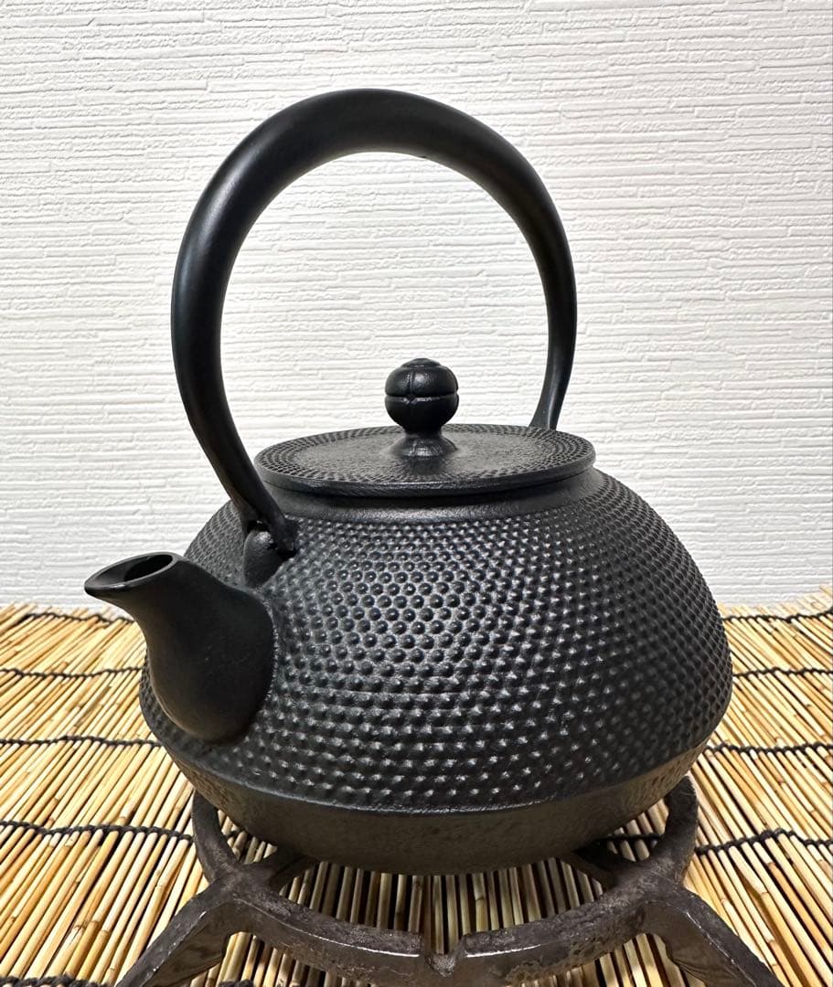 未使用、付属品付き　南部岩鋳造　１０型アラレ　南部鉄瓶　南部鉄器　鉄瓶