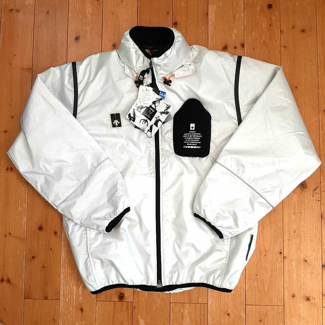 新品タグ付き DESCENTE ナイロン セットアップ 税抜き21,800円