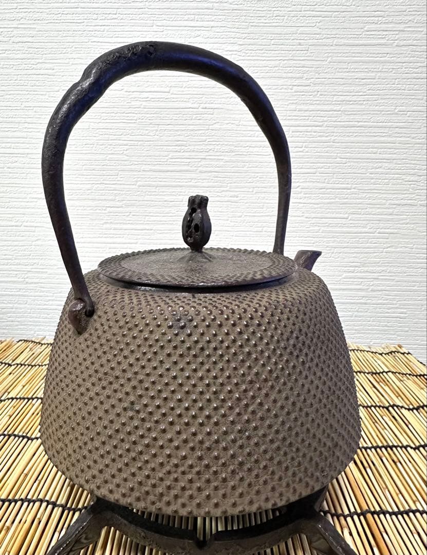 南部薫山工房　三代目薫山　佐々木 和夫造　１６型　九重アラレ　南部鉄瓶　売約済み