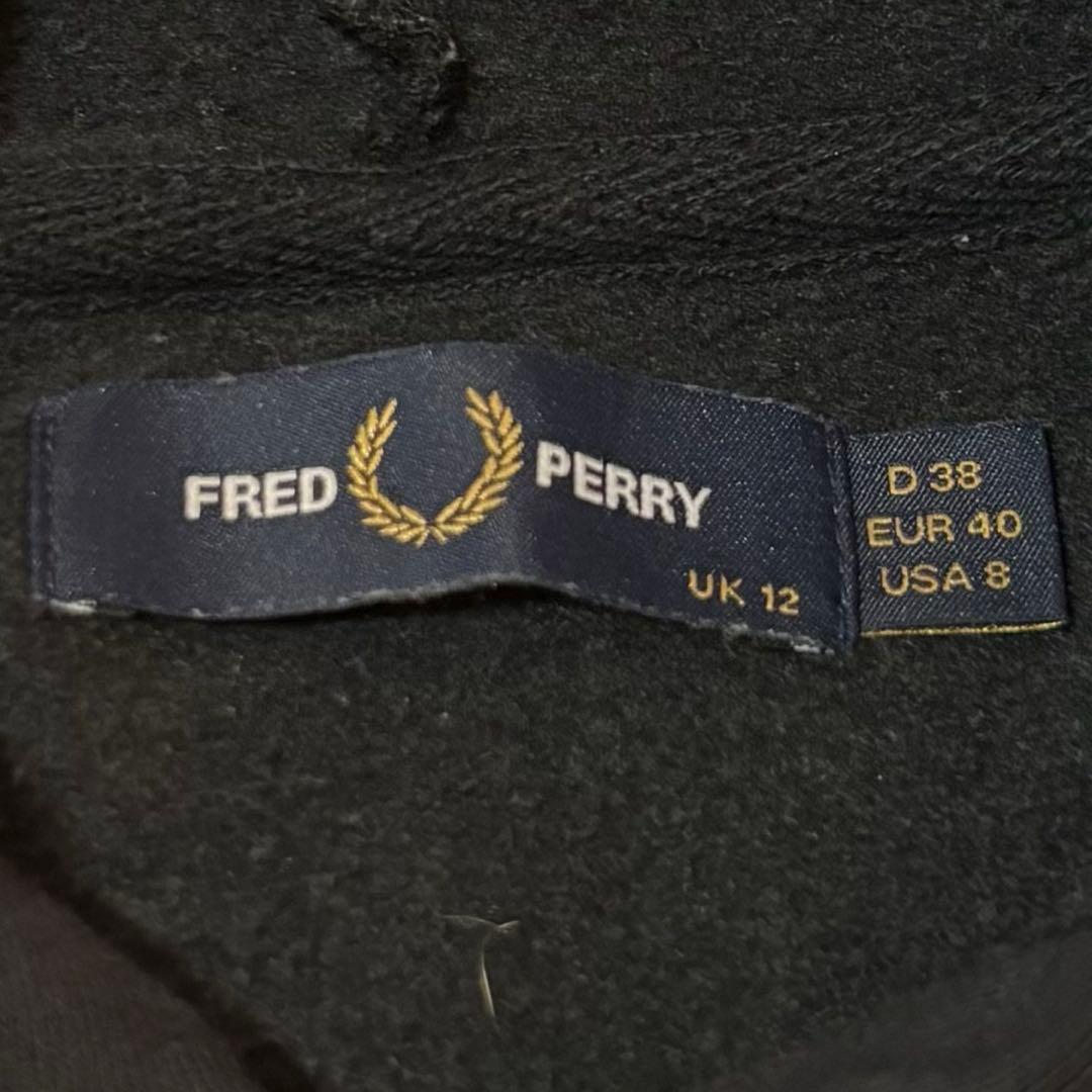 フレッドペリー FRED PERRY フーディークロップド丈 パーカー 裾ロゴ