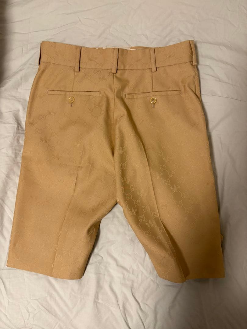 GUCCI×adidas ベージュ ロゴ入り ハーフパンツ
