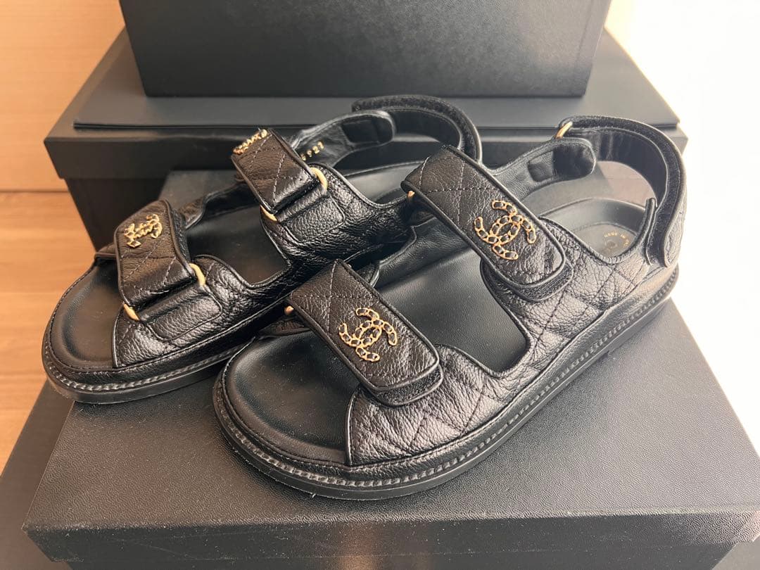 CHANEL ブラックレザーサンダル ベルト付き(2023年購入、美品)