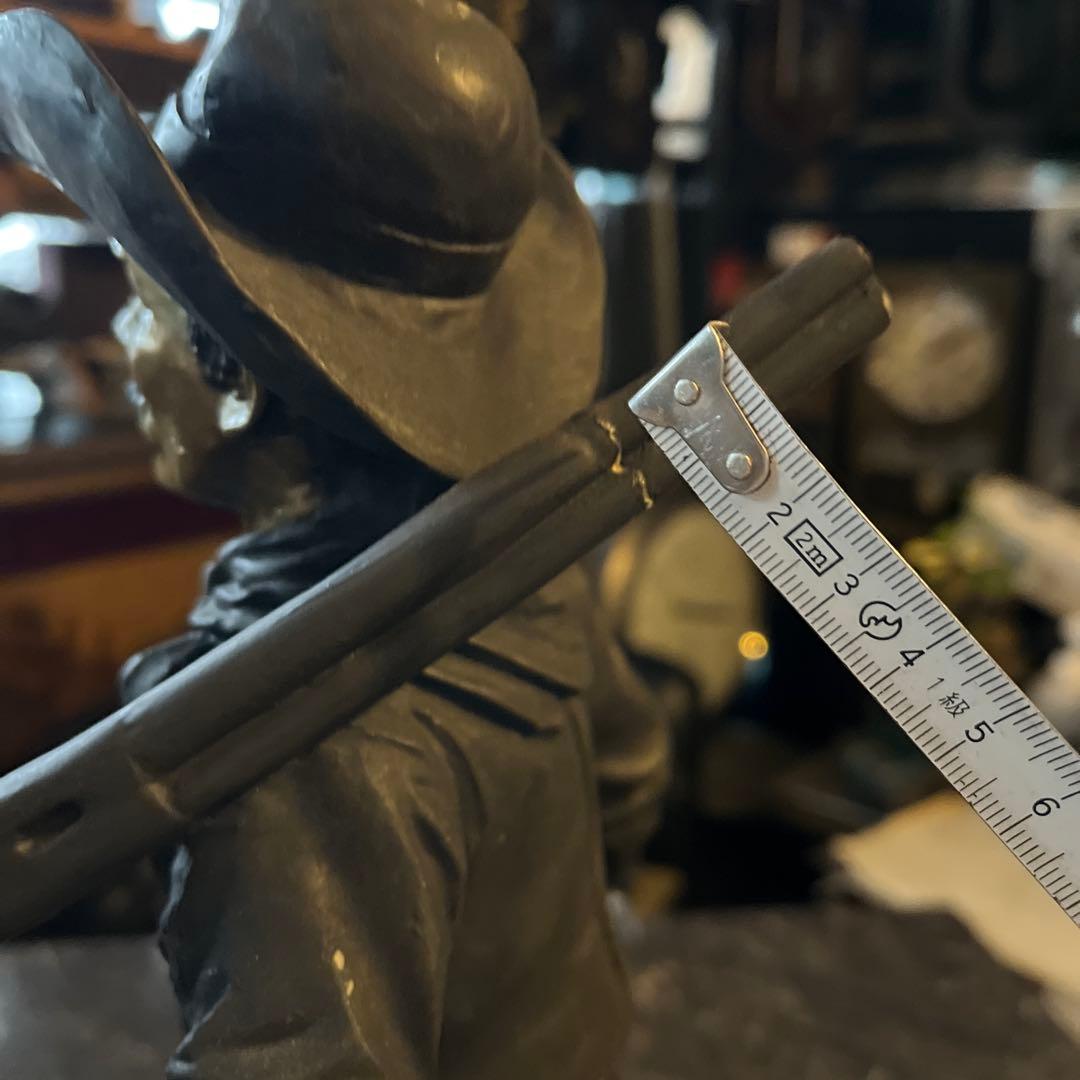 クーマンで スターチュー像 ブロンズ風 鞍とライフル銃を持ったカウボーイ