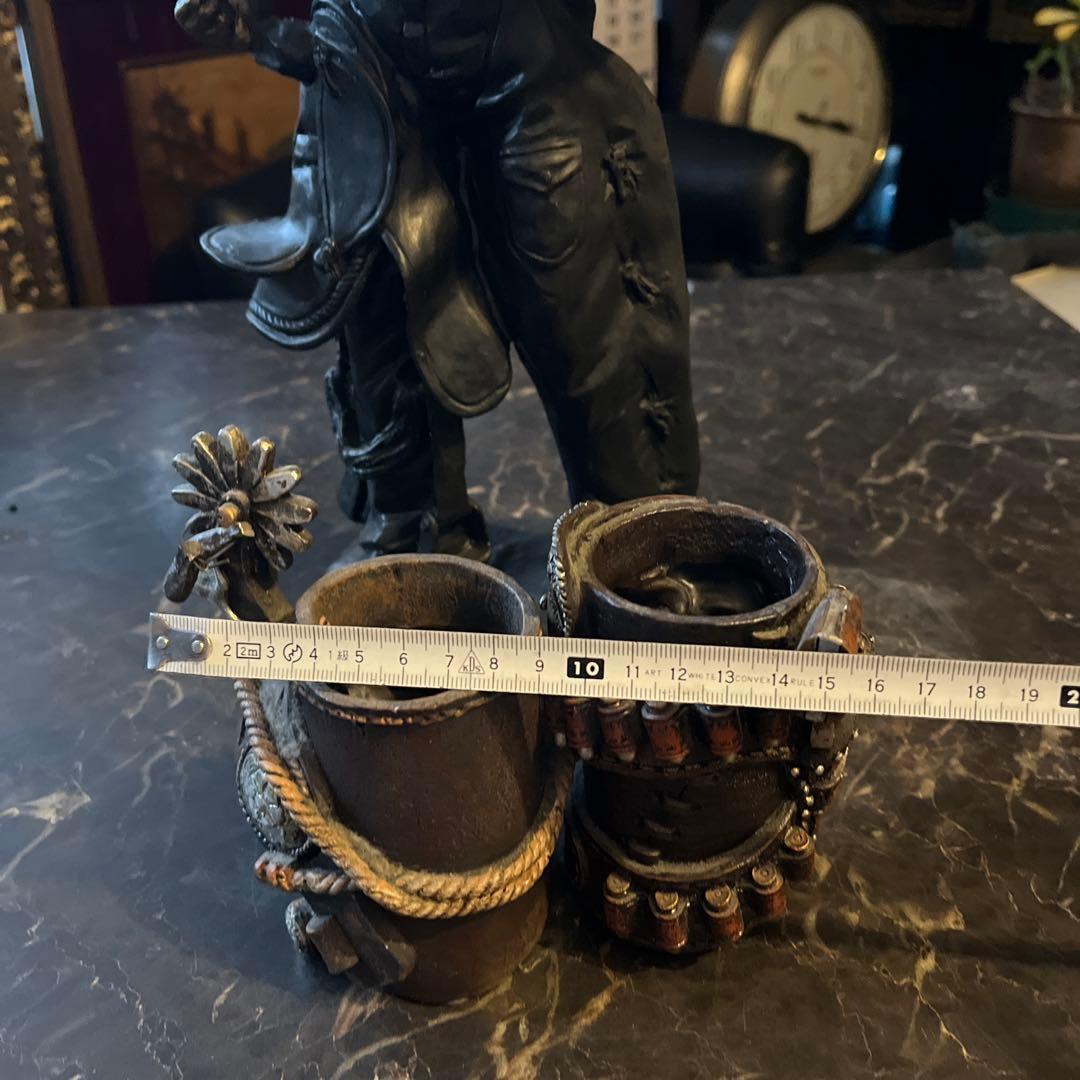 クーマンで スターチュー像 ブロンズ風 鞍とライフル銃を持ったカウボーイ