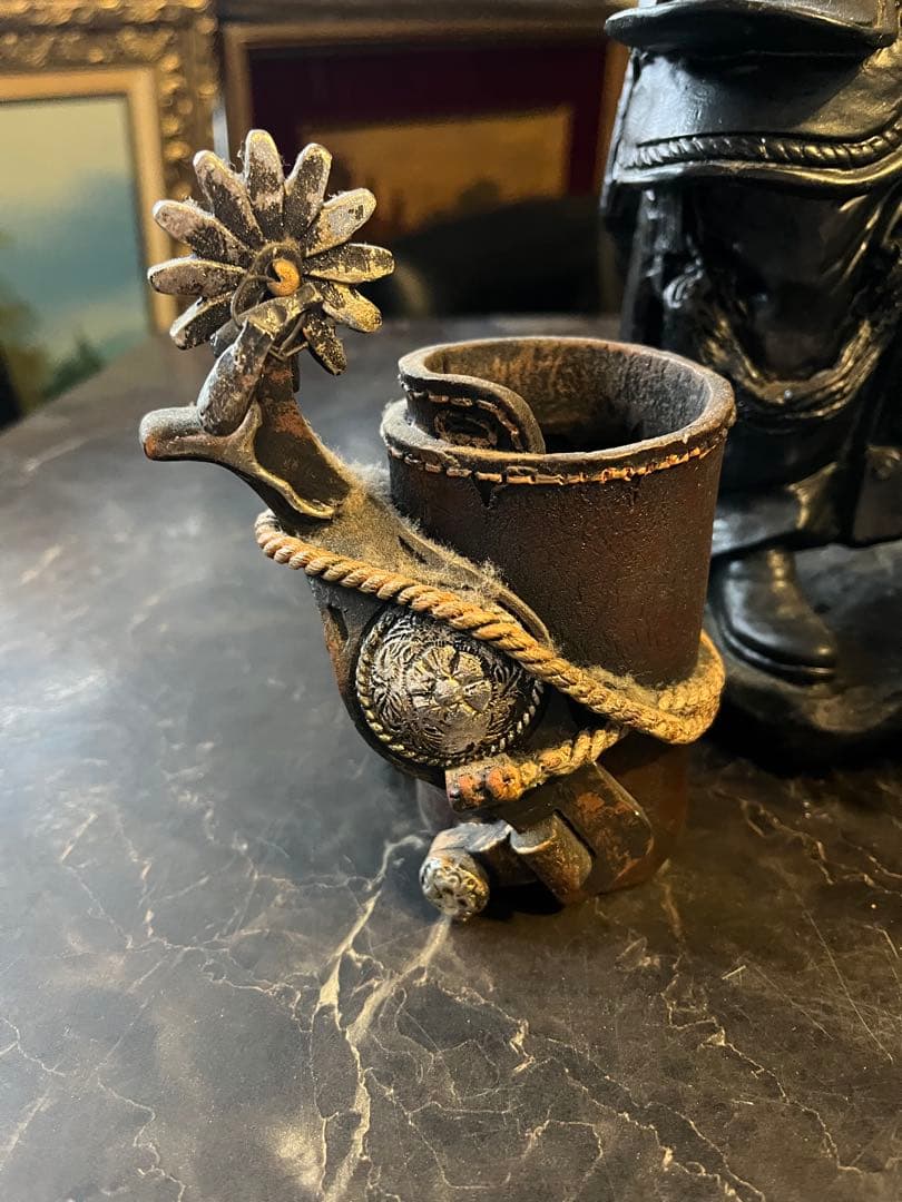 クーマンで スターチュー像 ブロンズ風 鞍とライフル銃を持ったカウボーイ