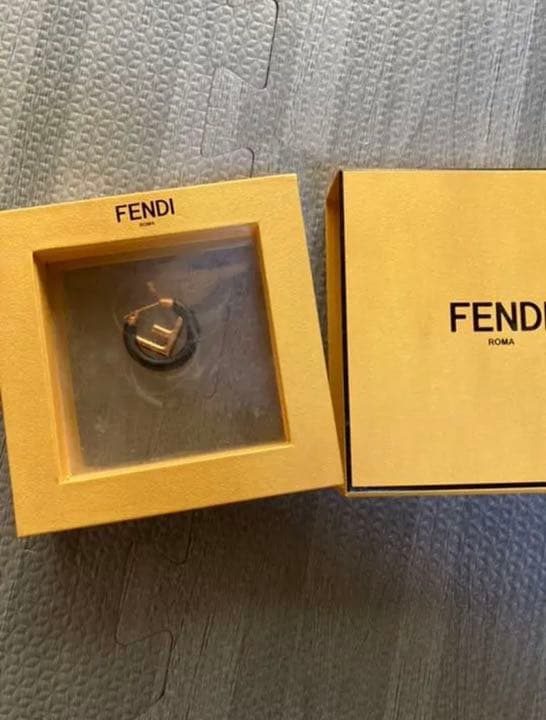 fendi 片耳ピアス　レザー
