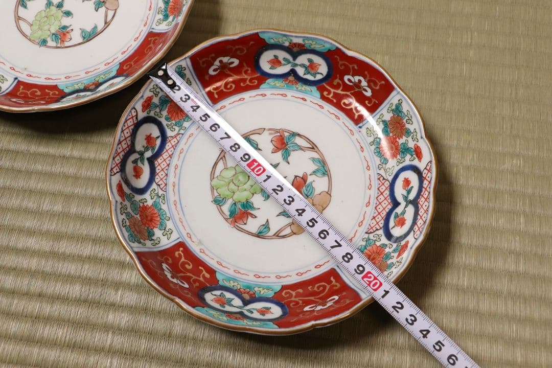 古伊万里 色絵 七寸皿 二客 21㎝ 草花 菊 牡丹 蝶 唐草 錦手CL95