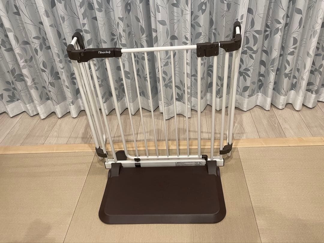 2024年製　日本育児　おくトビラS ホワイトスチール　ベビーゲート　中古