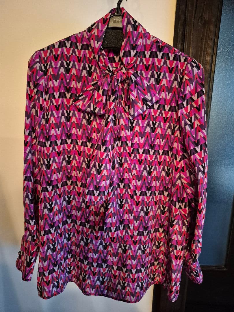 VALENTINO ピンク Vロゴ モノグラム ボウタイ ブラウス シルク