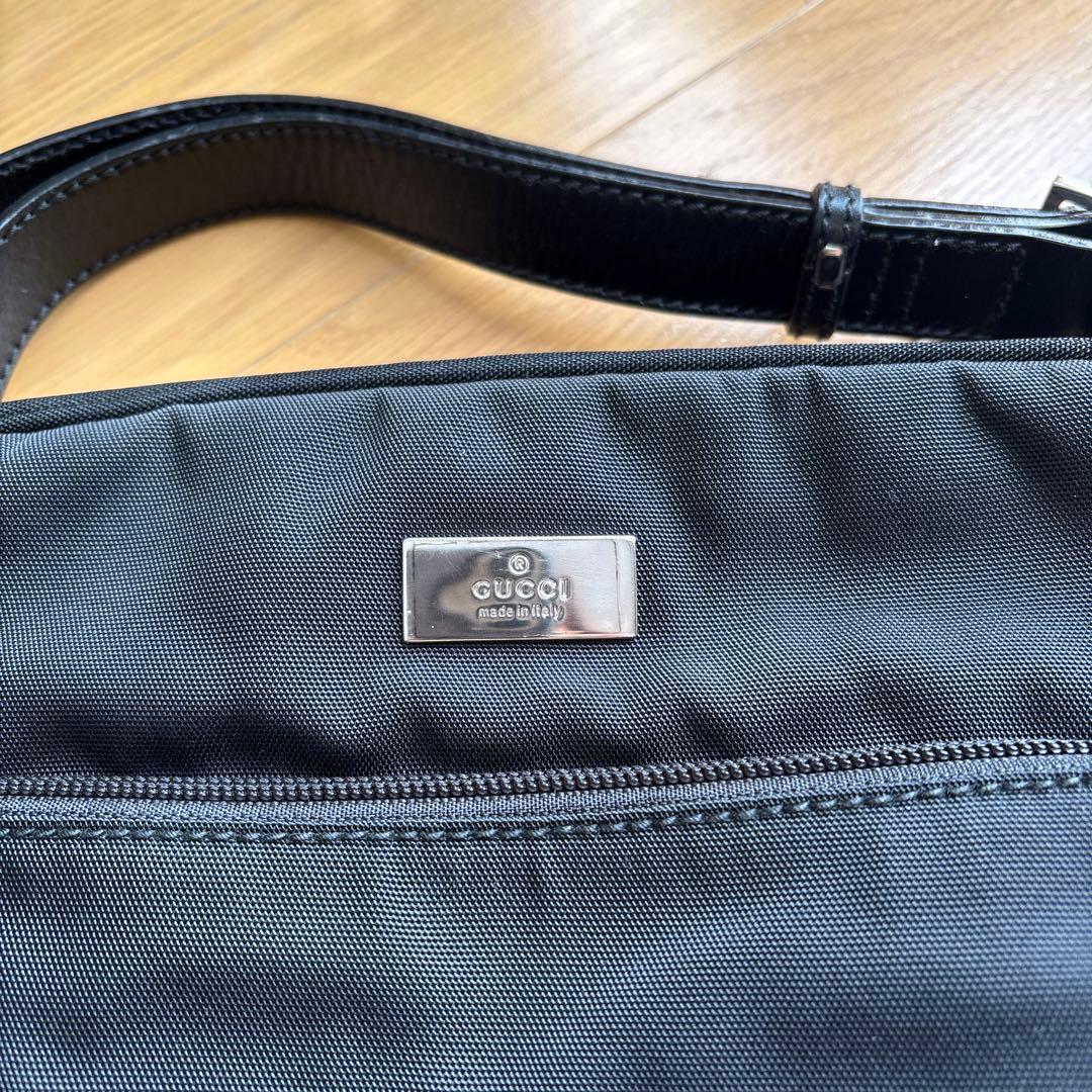 GUCCI ブラックナイロンショルダーバッグ