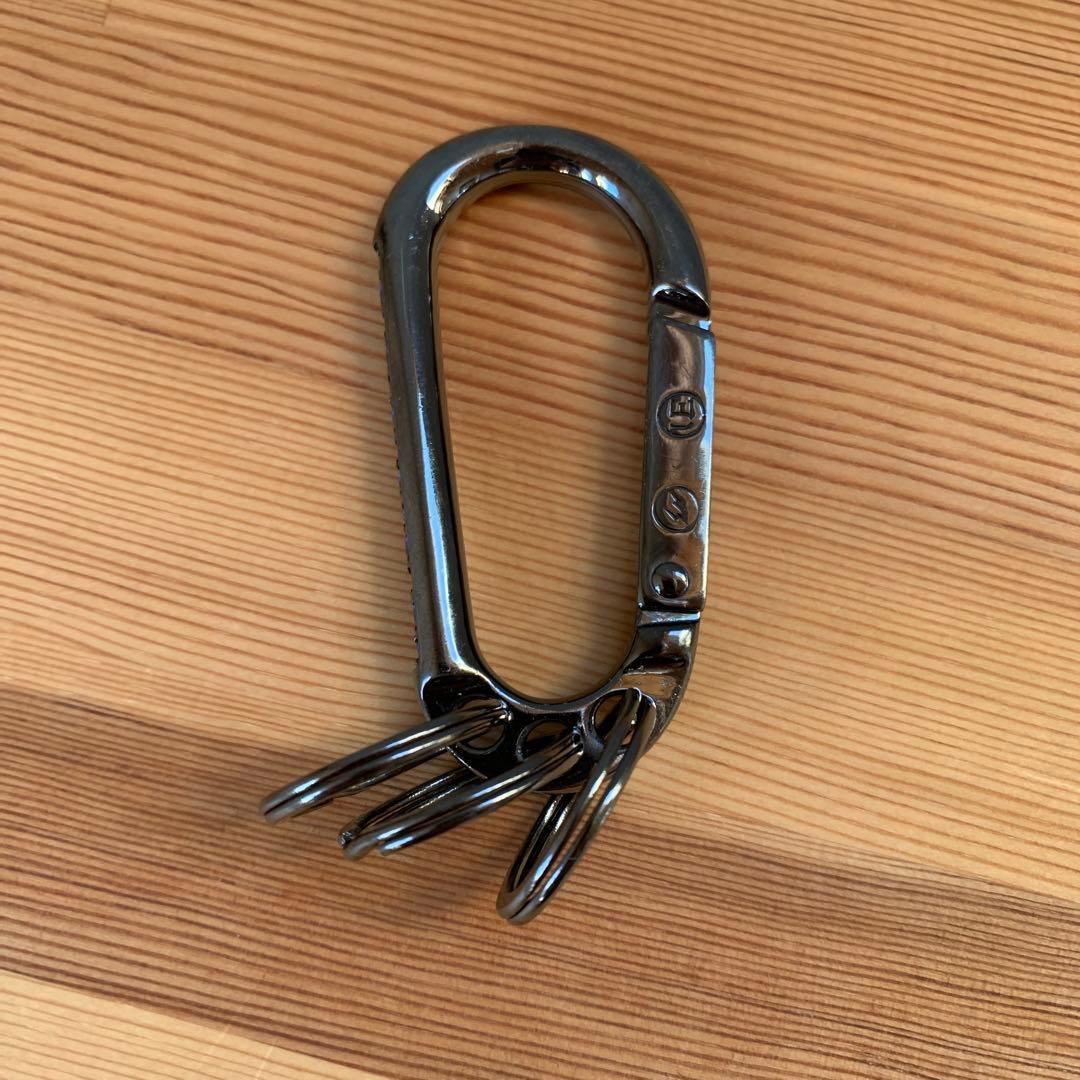 ユニフォームエクスペリメント　フラグメント　カラビナ