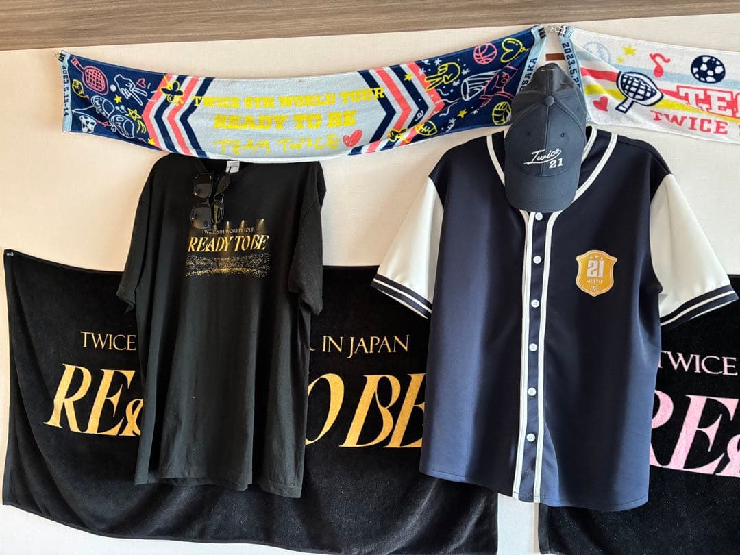 TWICE アルバムセット＆Tシャツ、ユニフォーム、ペンライト、トレカまとめ売り