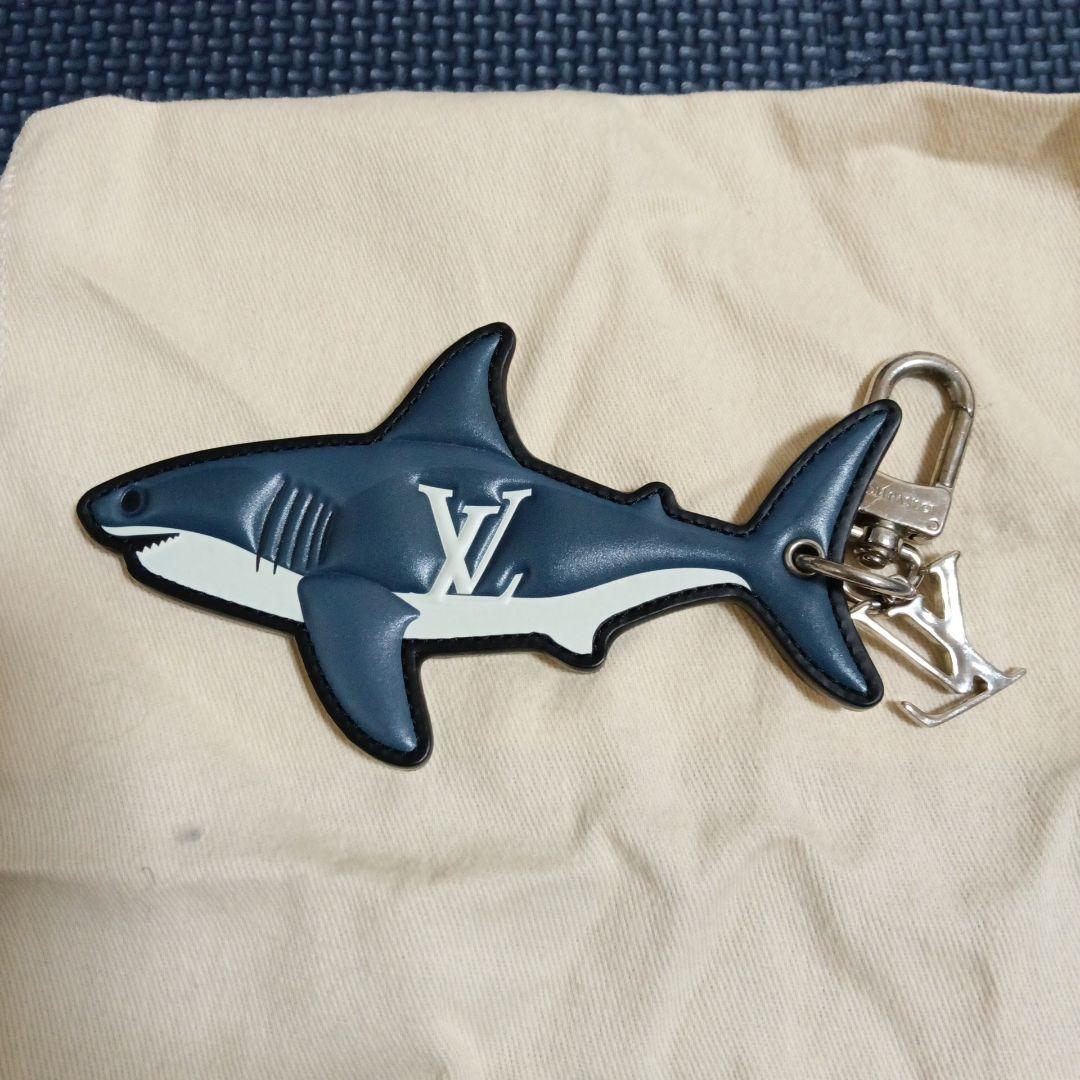 LOUIS VUITTON サメ型キーホルダー