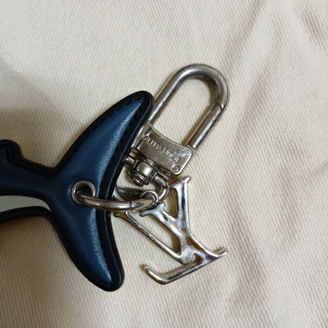 LOUIS VUITTON サメ型キーホルダー