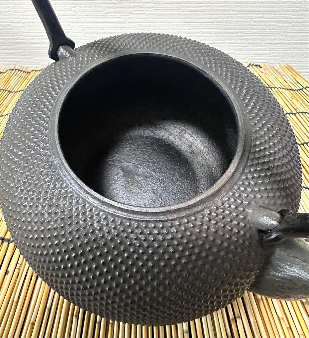 未使用品、供箱、栞付　南部秀山堂　佐藤 勝弘作　１５型アラレ　鉄瓶　南部鉄瓶