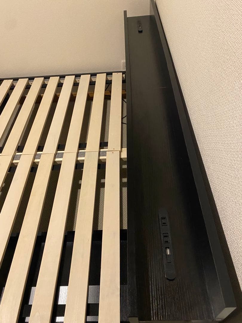 クイーンサイズ　引出し・コンセント付ベッドフレーム