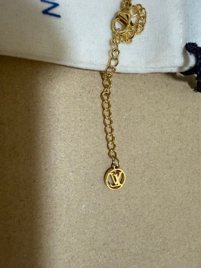 LOUIS VUITTON LVロゴ ペンダントネックレス 箱付