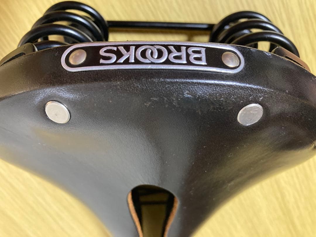 BROOKS FLYER CARVED BLACK レザーサドル