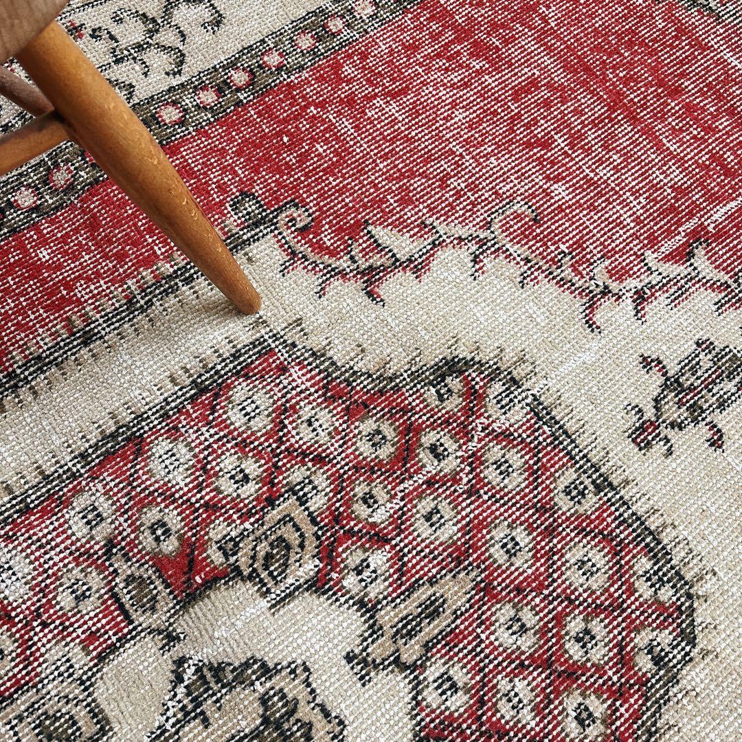 トルコ　ヴィンテージ ラグ　可愛い赤ラグ