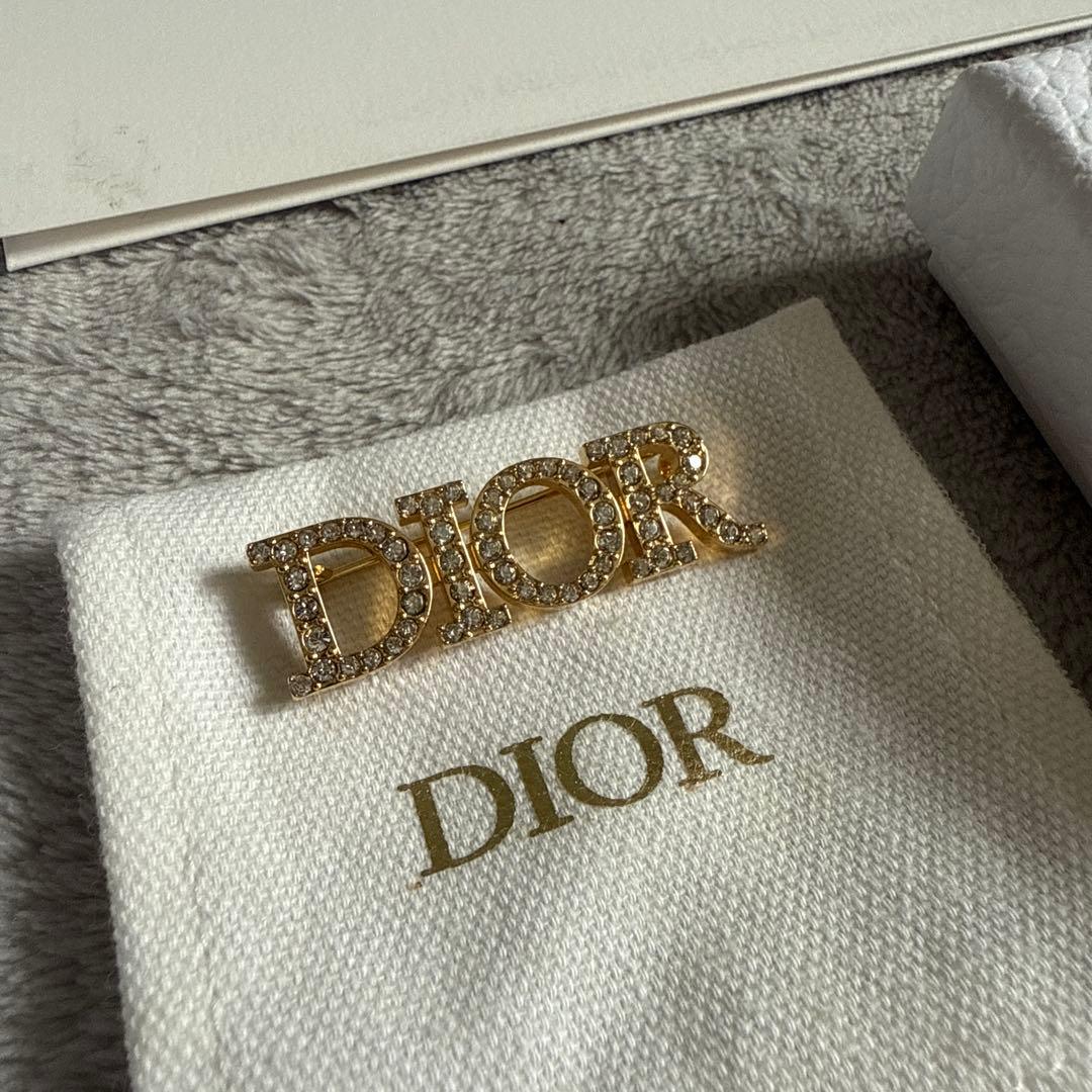 Dior ロゴブローチ クリスタル付き