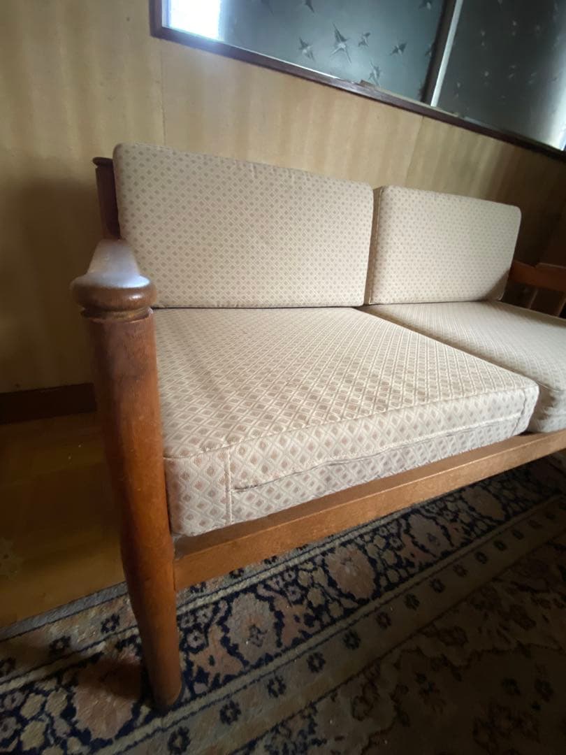 クリーム色の木製2人掛けソファ