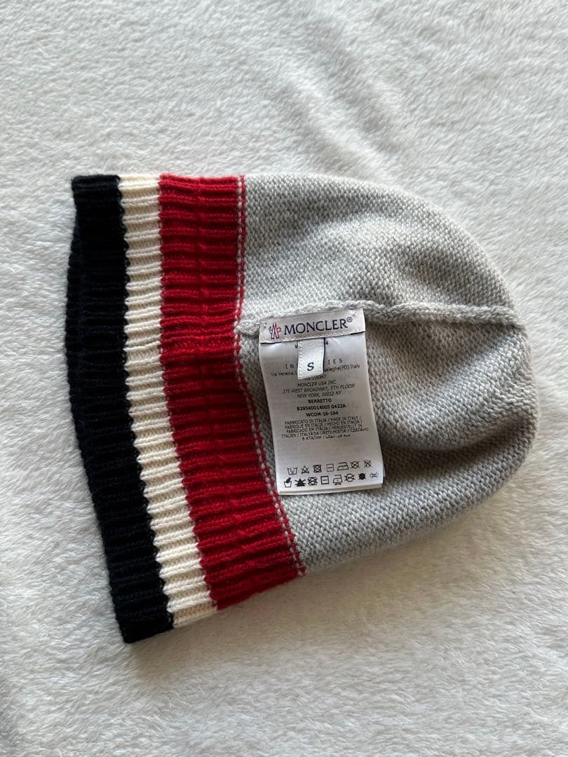 MONCLERモンクレール ニット帽 グレー ロゴワッペン ストライプ