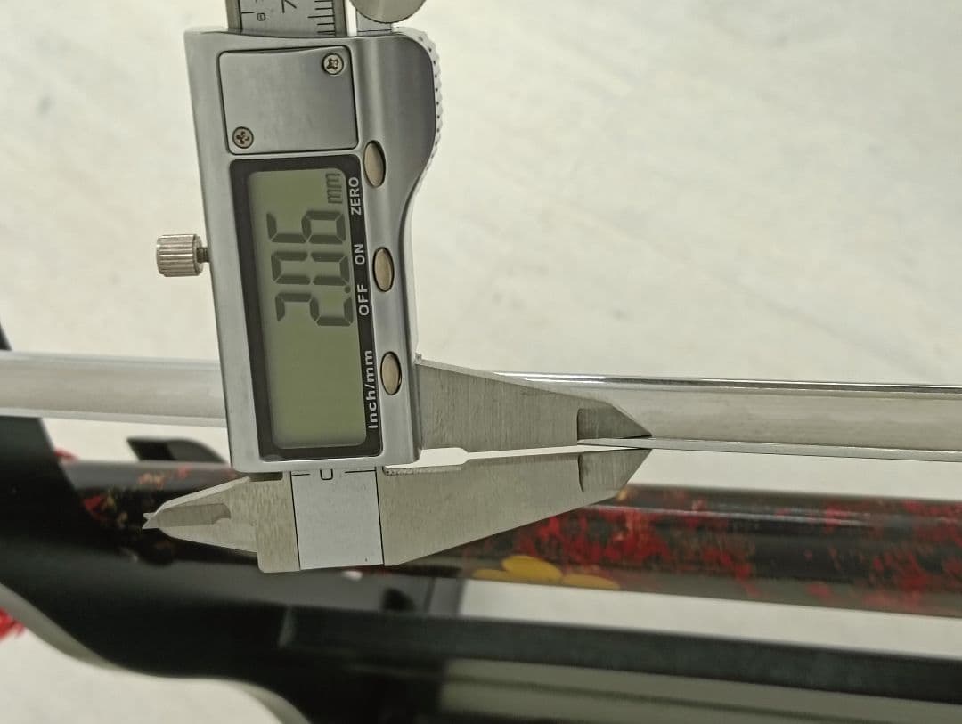 高級模造刀 前田慶次モデル 黒柄赤鮫皮 大輪透し鍔 赤黒斑ら呂鞘