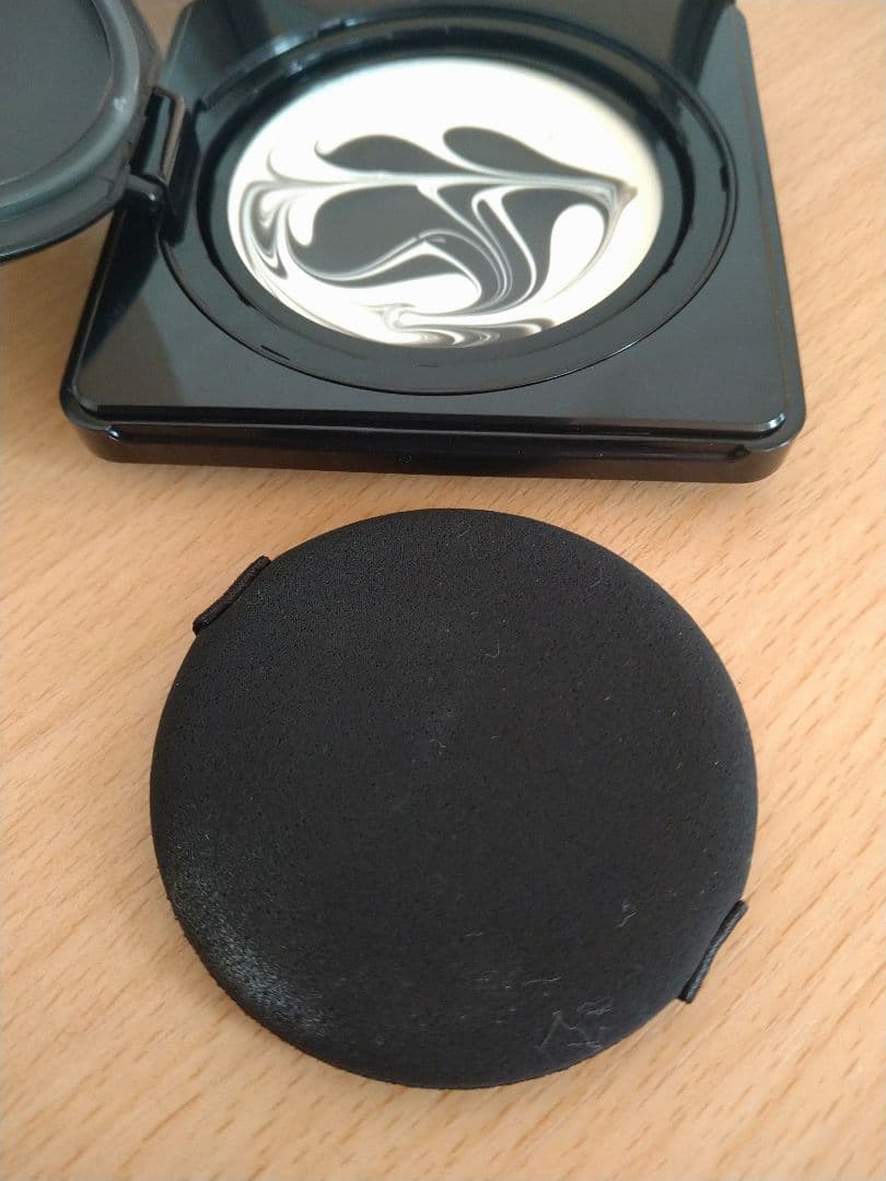 Givenchy ソワンノワールUVコンパクト12ｇ