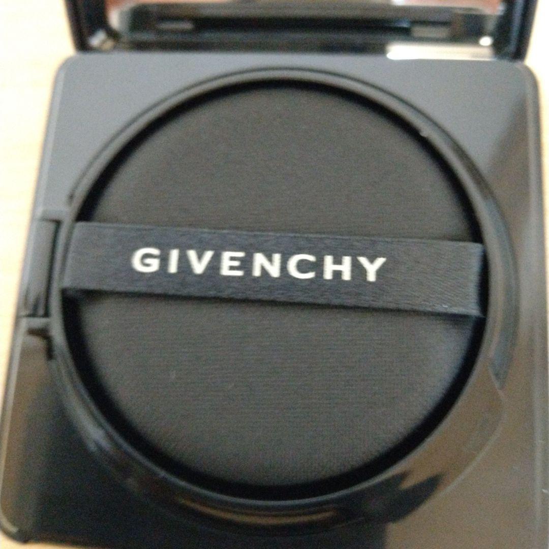 Givenchy ソワンノワールUVコンパクト12ｇ