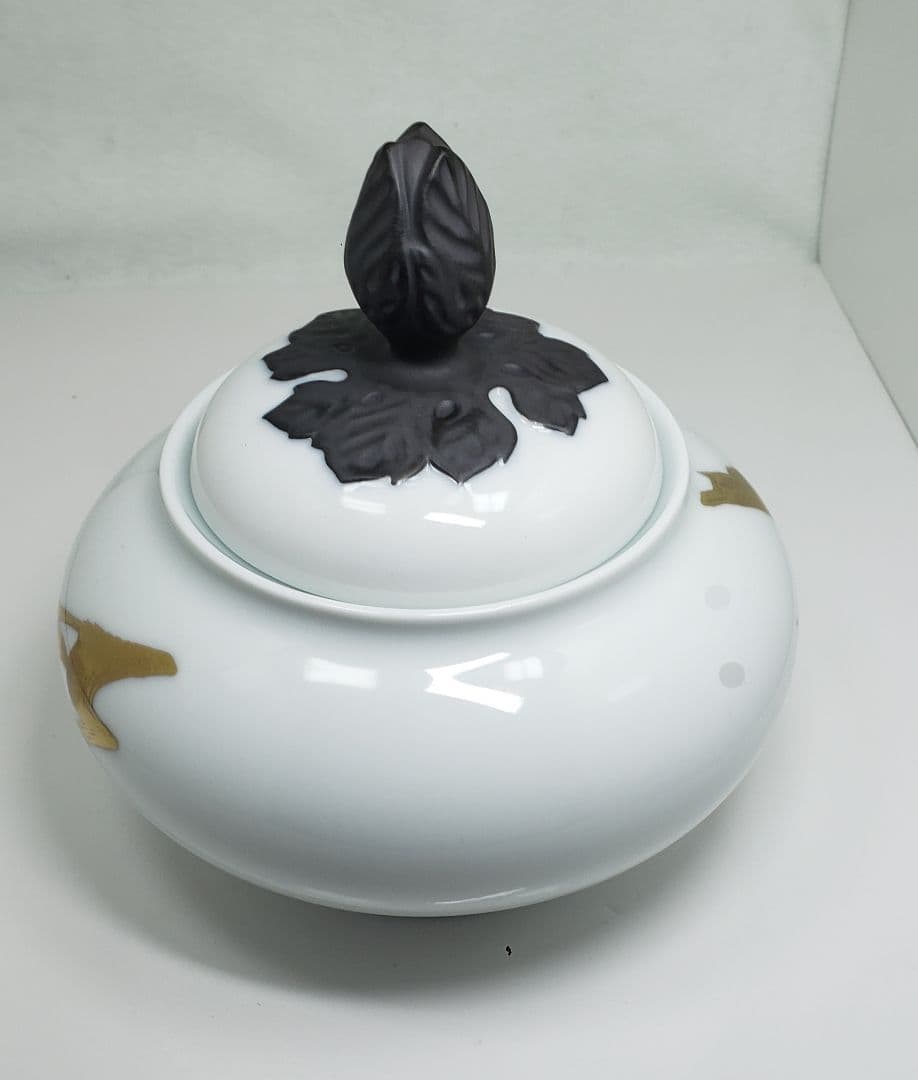 深川製磁 金彩薔薇彫刻方型蓋物 【飛翔】 箱入美品 創業100周年記念品 陶箱