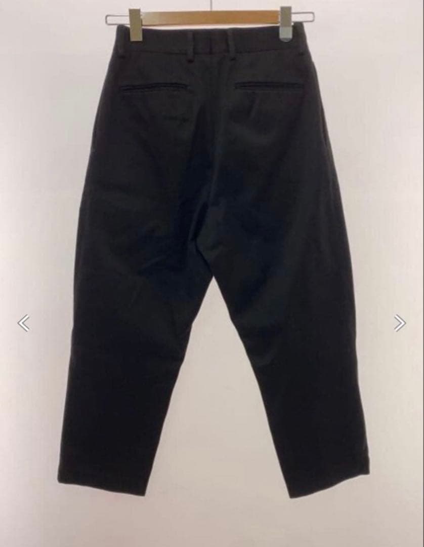 NEAT ブラック テーパードスラックス