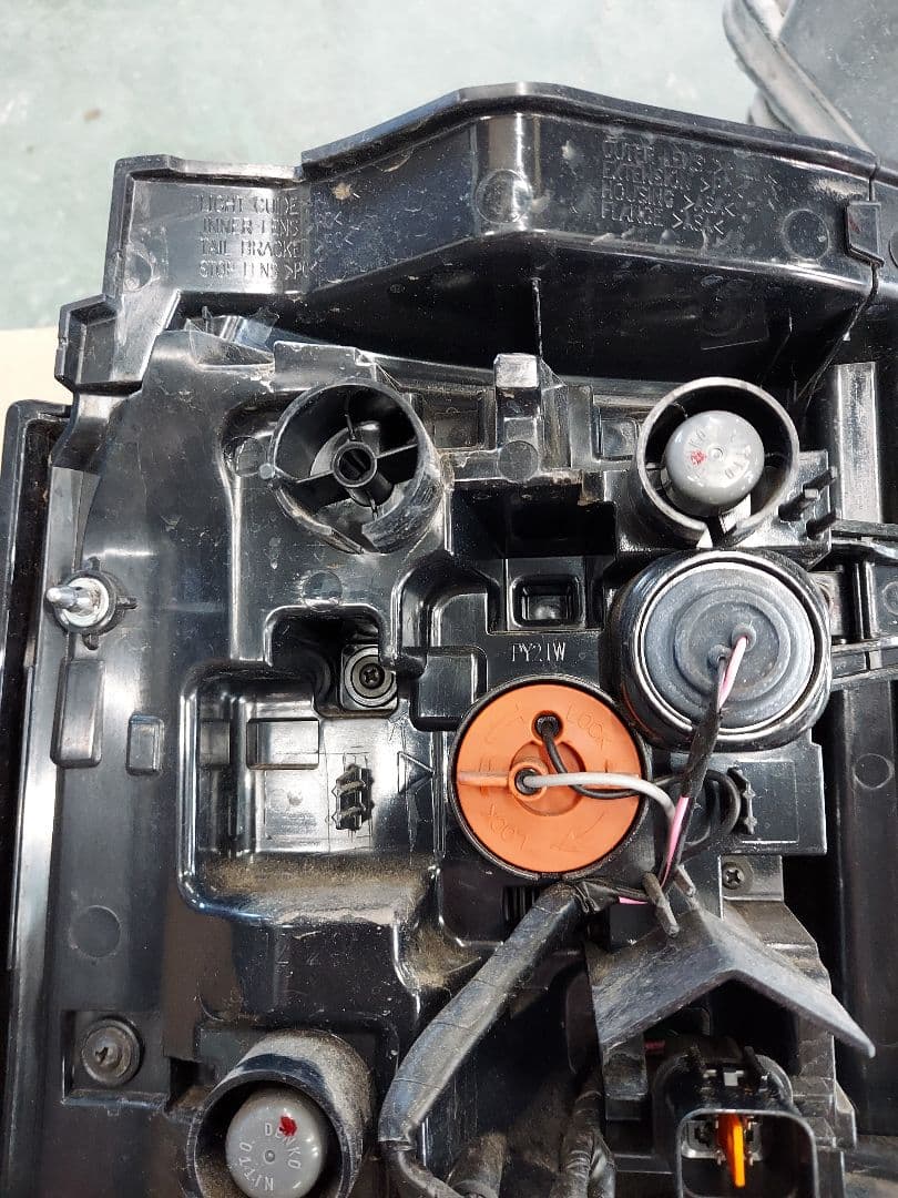 三菱　デリカD5　右テールランプ