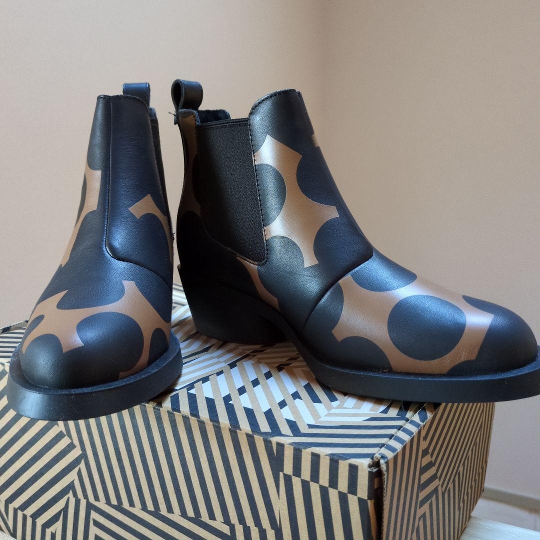 CAMPER SNIMIブラウンとブラックのドットパターンショートブーツ