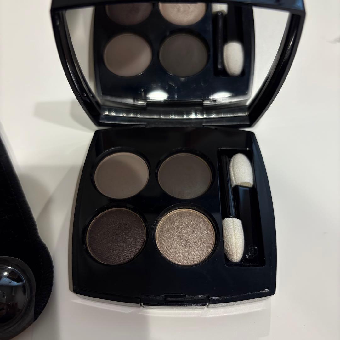 Chanel アイシャドウ 322 ブラーリー　グレー